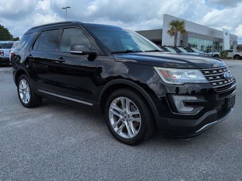 Used 2016 Ford Explorer XLT w/ Equipment Group 202A FWD image 2