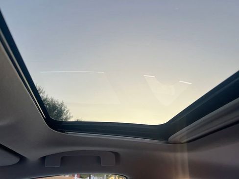 Used 2025 Nissan Sentra SR w/ SR Premium Package image 22