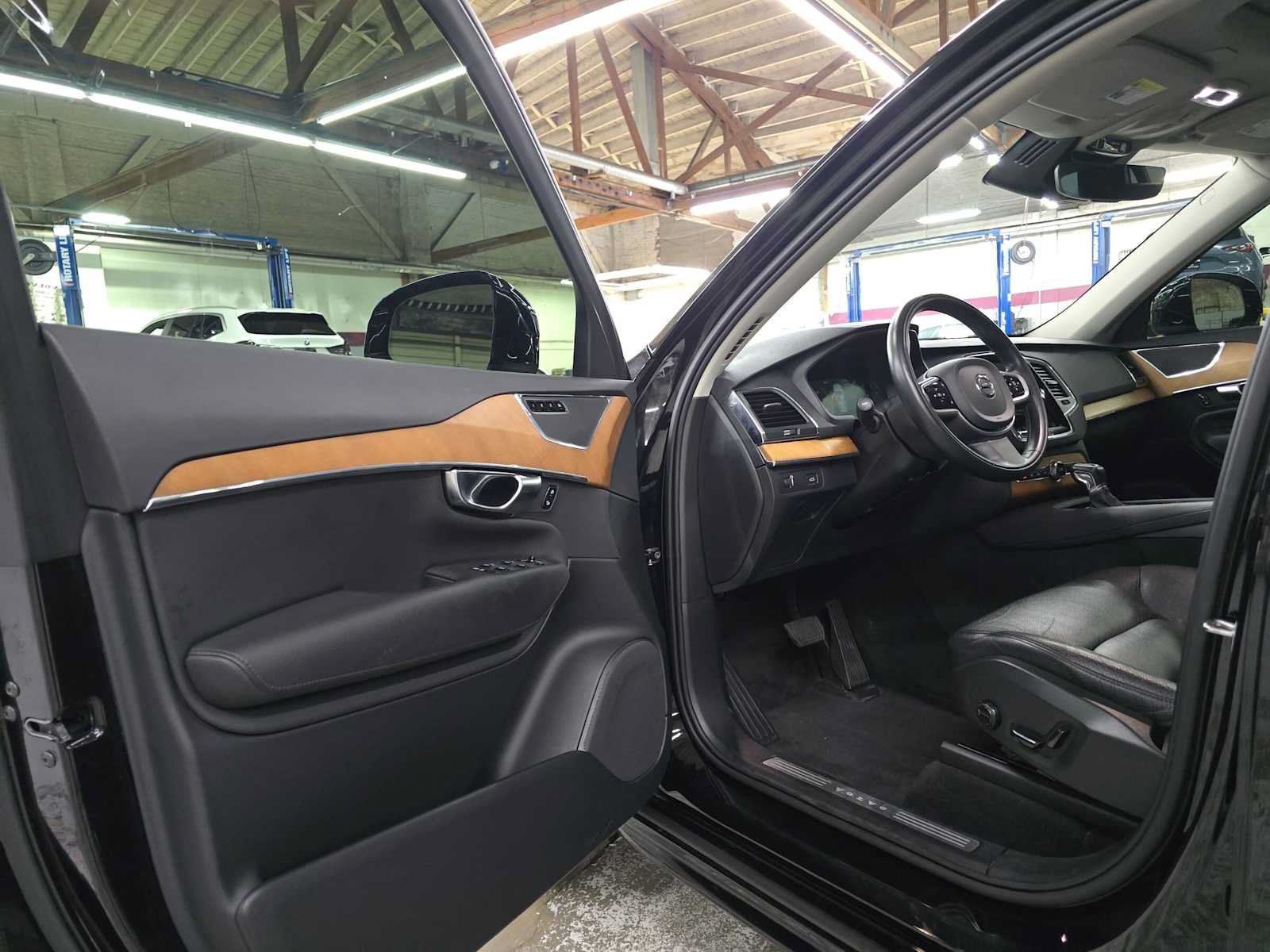 Used 2022 Volvo XC90 T6 Momentum w/ Climate Package AWD/4WD image 19