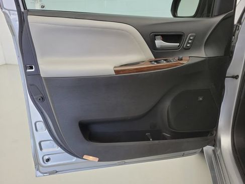 Used 2017 Toyota Sienna Limited Premium FWD image 19