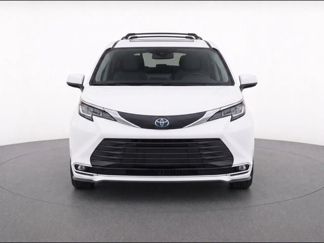 Used 2023 Toyota Sienna Limited AWD/4WD image 2