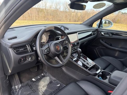 Certified 2025 Porsche Macan Base image 4