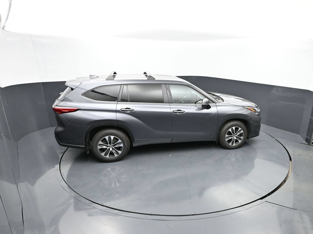 Used 2023 Toyota Highlander XLE AWD/4WD image 38
