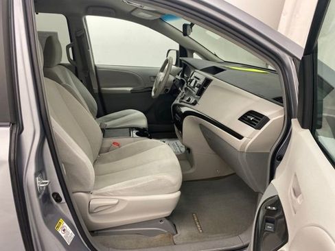 Used 2012 Toyota Sienna LE image 28