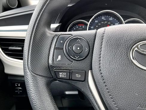 Used 2015 Toyota Corolla LE image 18