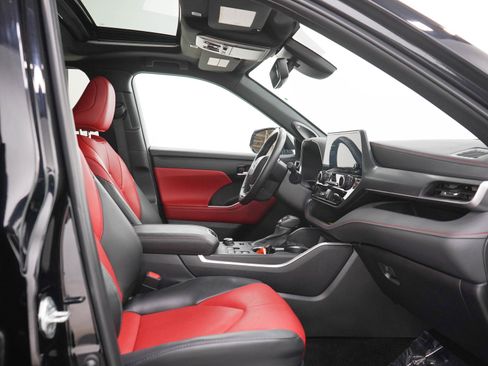 Used 2024 Toyota Highlander XSE AWD/4WD image 13