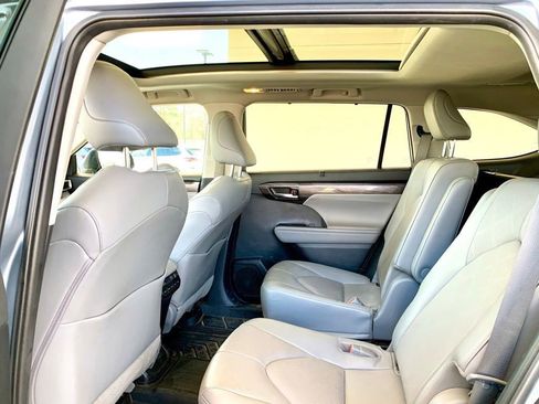 Used 2022 Toyota Highlander Platinum image 16