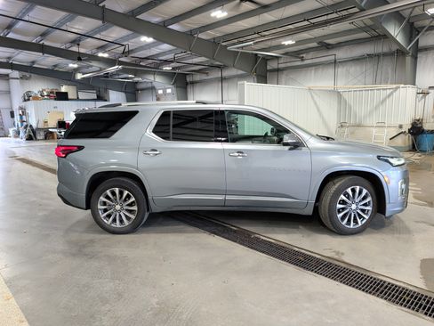 Used 2023 Chevrolet Traverse Premier FWD image 2