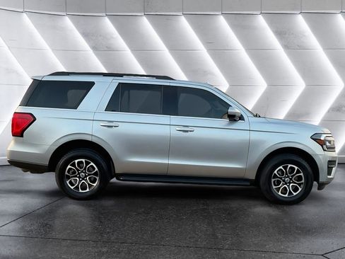 Used 2024 Ford Expedition XLT image 5