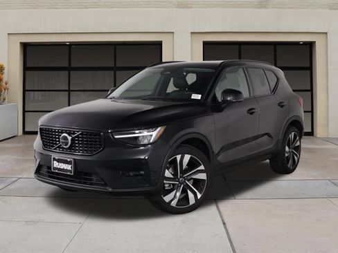 Certified 2025 Volvo XC40 B5 Plus AWD/4WD image 3