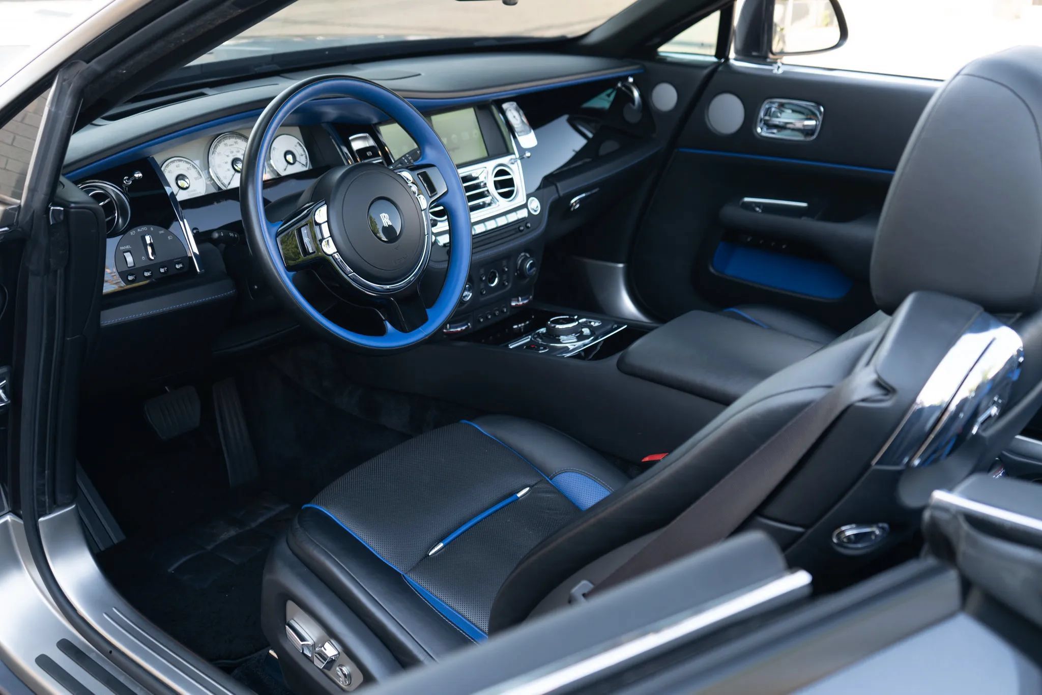 Used 2017 Rolls-Royce Dawn RWD image 18