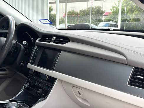 Used 2016 Jaguar XF Premium RWD image 26