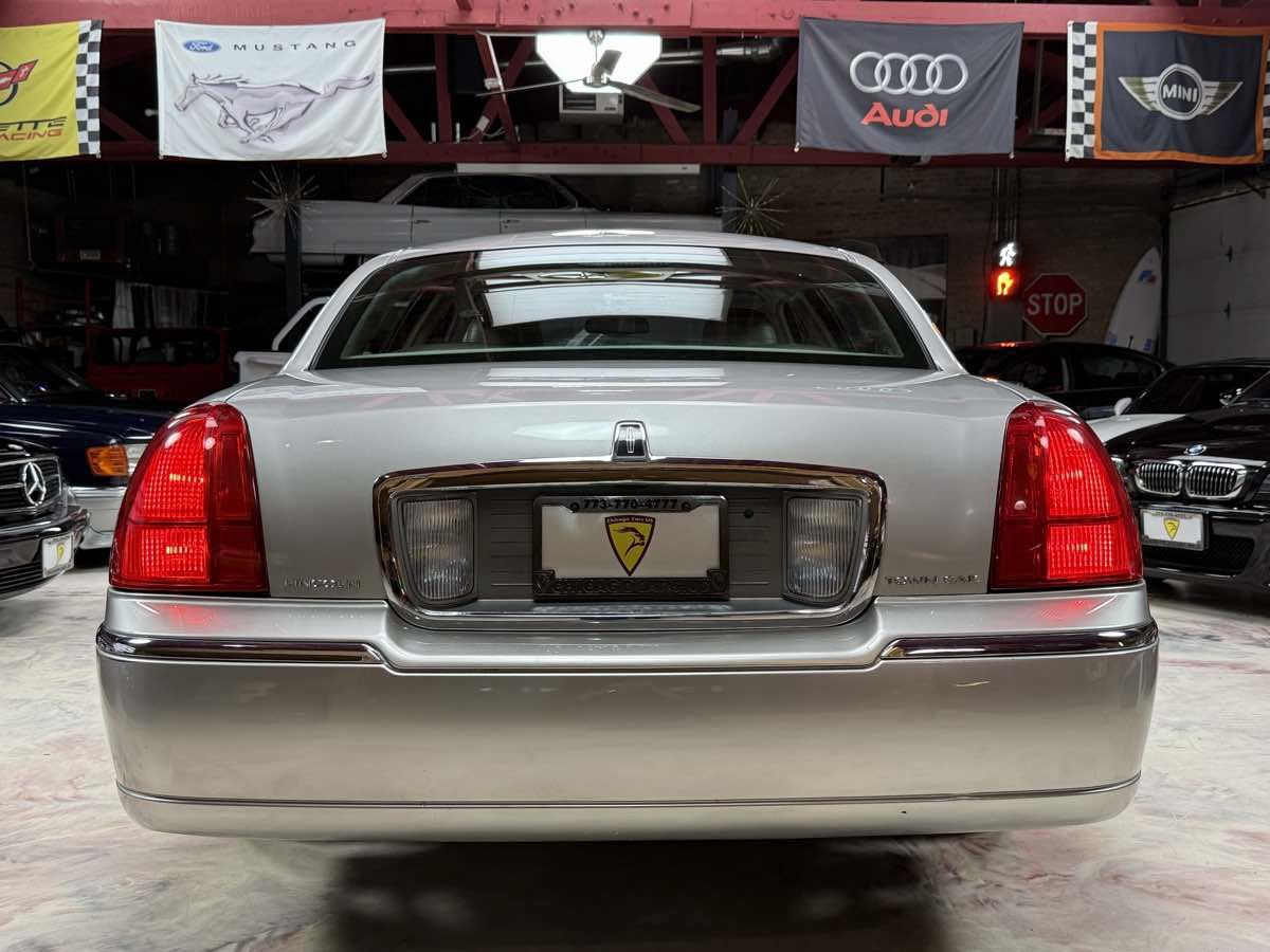 Used 2003 Lincoln Town Car Executive RWD image 8