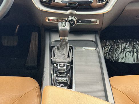 Used 2020 Volvo XC60 T5 Momentum w/ Protection Package Premier FWD image 19