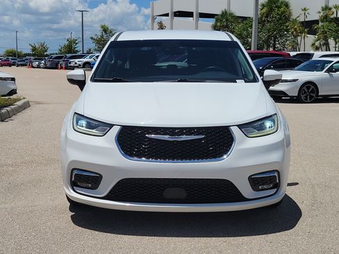 Used 2023 Chrysler Pacifica Touring-L FWD image 2