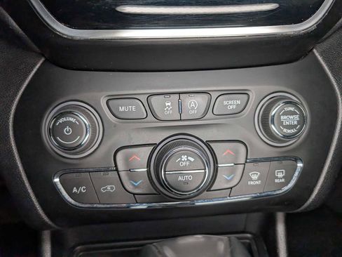 Used 2020 Jeep Cherokee Limited image 30