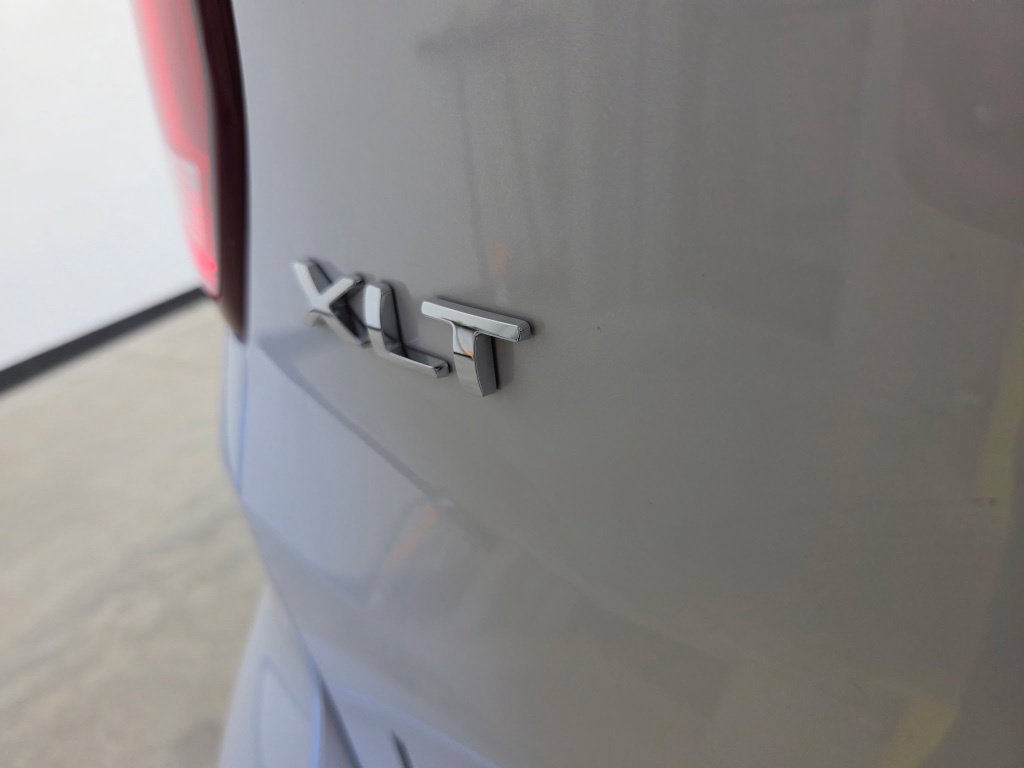 Used 2018 Ford Explorer XLT w/ XLT Technology Feature Bundle AWD/4WD image 14