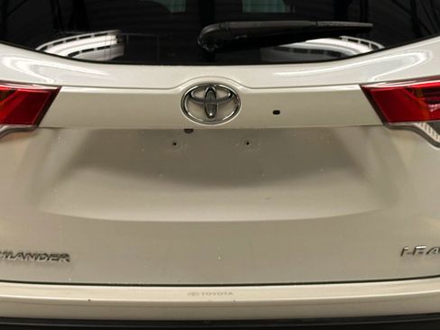 Used 2017 Toyota Highlander Plus w/ Carpet Mat Package AWD/4WD image 11