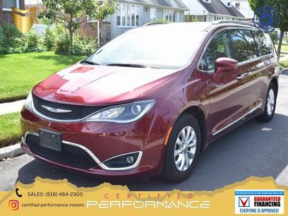 Used 2025 Chrysler Pacifica Select