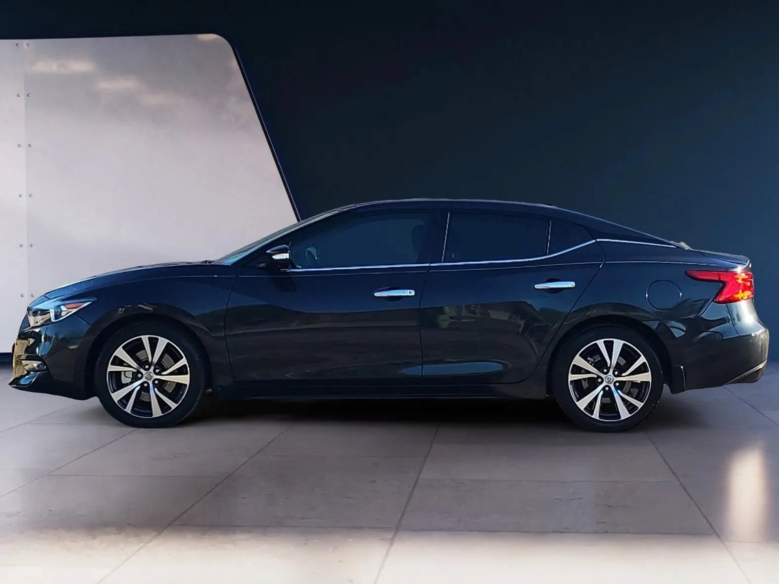 Used 2017 Nissan Maxima Platinum FWD image 2