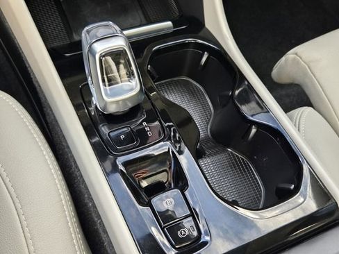 Certified 2024 Volvo XC40 B5 Plus image 22