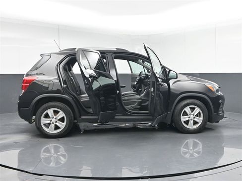 Used 2021 Chevrolet Trax LT w/ Driver Confidence Package FWD image 29