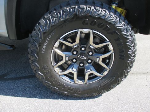 Used 2024 Chevrolet Colorado ZR2 w/ Technology Package AWD/4WD image 9