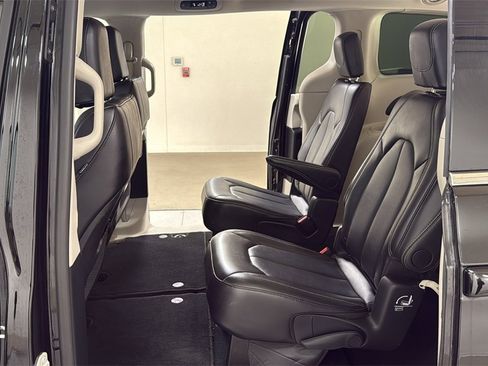 Used 2024 Chrysler Pacifica Touring-L image 15