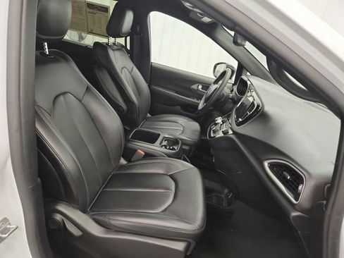 Used 2025 Chrysler Pacifica Select FWD image 38