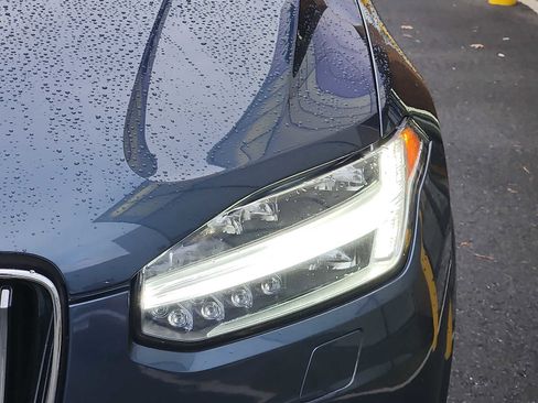 Used 2021 Volvo XC90 T5 Momentum w/ Climate Package image 9