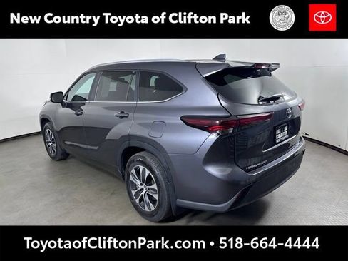 Used 2024 Toyota Highlander XLE AWD/4WD image 5