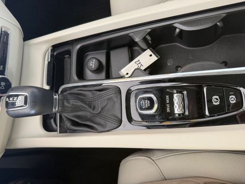 Used 2019 Volvo XC60 T5 Momentum w/ Premium Package FWD image 27