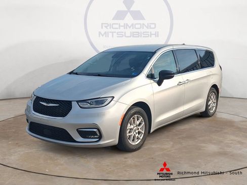 Used 2024 Chrysler Pacifica Touring-L FWD image 7
