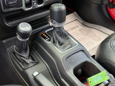 Used 2020 Jeep Wrangler Unlimited Sahara w/ Uconnect 4C Nav & Sound Group AWD/4WD image 17
