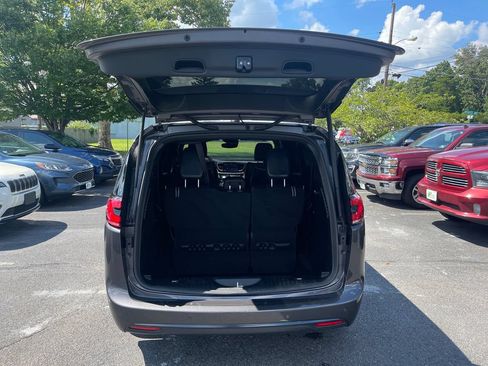 Used 2022 Chrysler Pacifica Limited w/ S Appearance Package FWD image 17