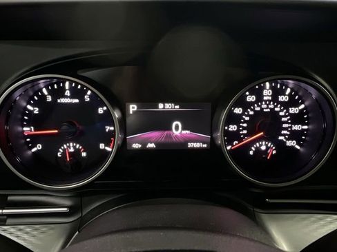 Used 2022 Kia Carnival LX image 11