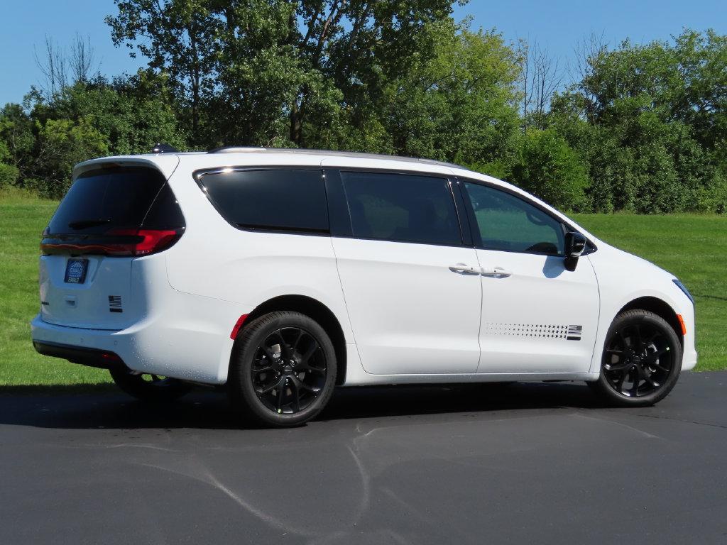 New 2027 Chrysler Pacifica Select AWD/4WD image 3