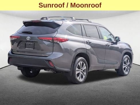 Used 2023 Toyota Highlander XLE AWD/4WD image 5