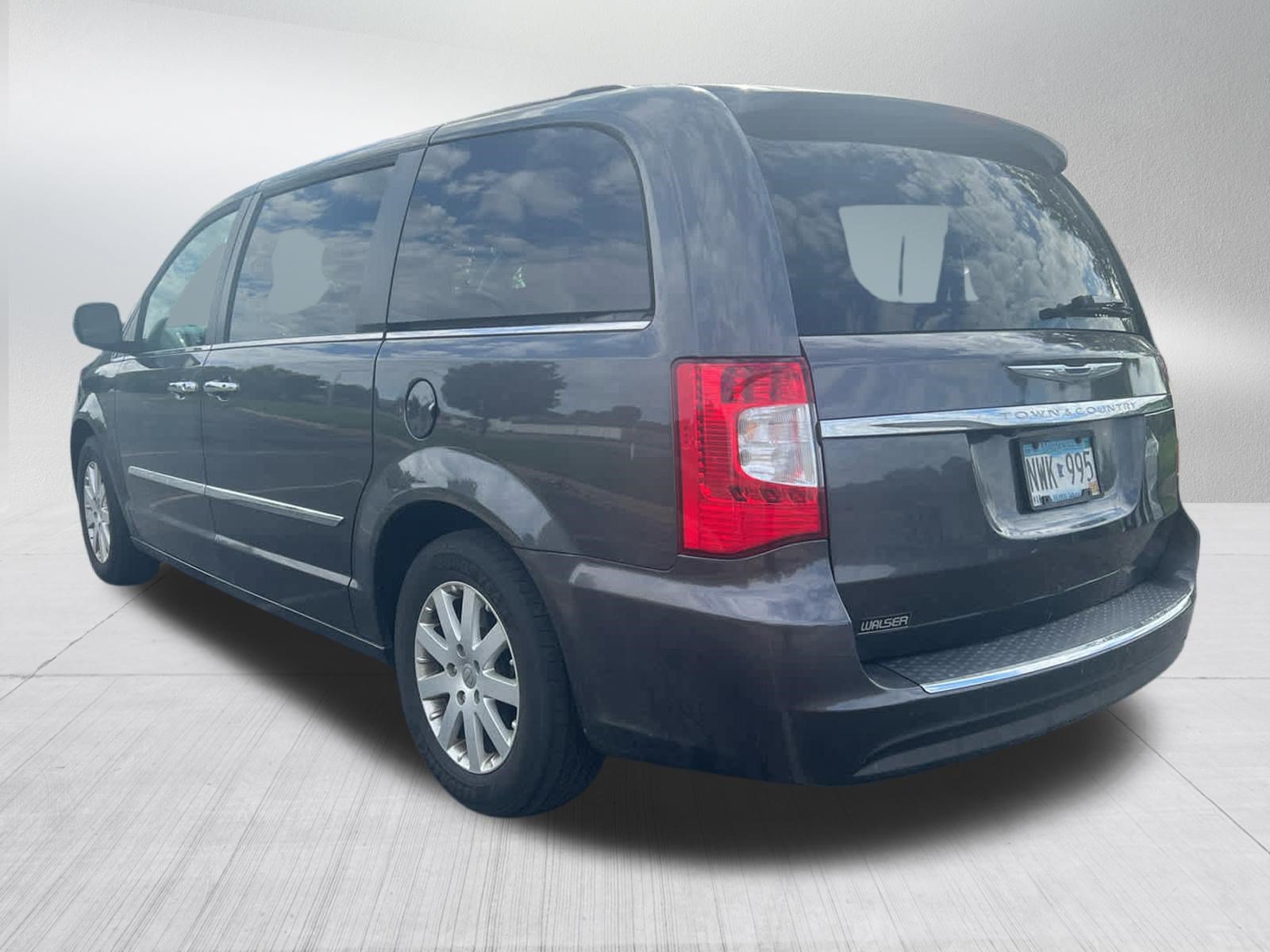 Used 2016 Chrysler Town & Country Touring w/ Driver Convenience Group FWD image 5