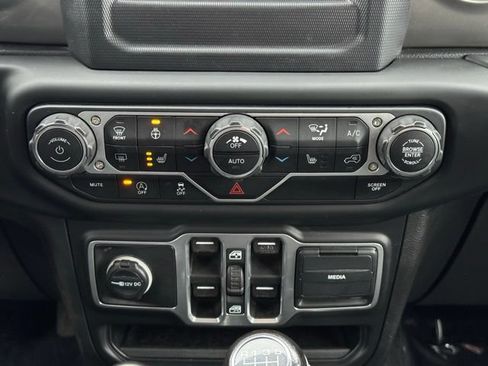 Used 2018 Jeep Wrangler Unlimited Sahara w/ Cold Weather Group AWD/4WD image 10