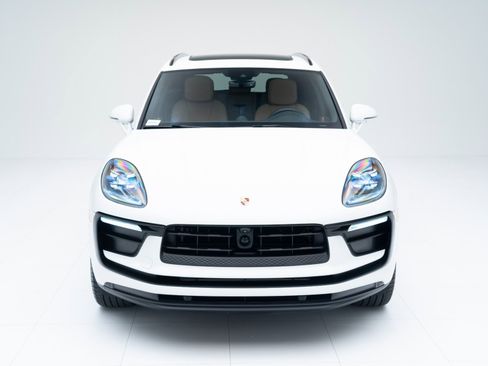 Certified 2025 Porsche Macan image 6