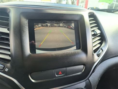 Used 2019 Jeep Cherokee Latitude w/ Popular Appearance Group image 17