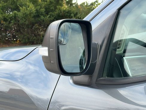 Used 2018 Nissan Titan SV w/ SV Convenience Package image 12