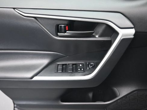 Used 2021 Toyota RAV4 LE FWD image 10
