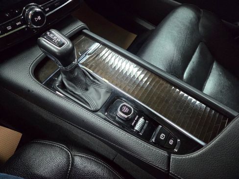 Used 2018 Volvo XC90 T6 Momentum w/ Convenience Package image 28