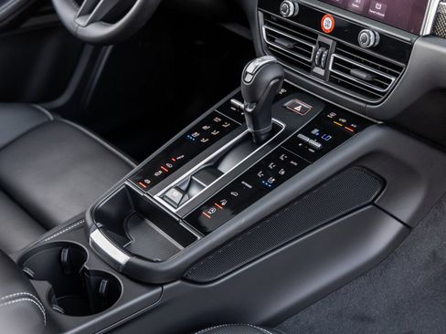 Certified 2026 Porsche Macan GTS AWD/4WD image 37