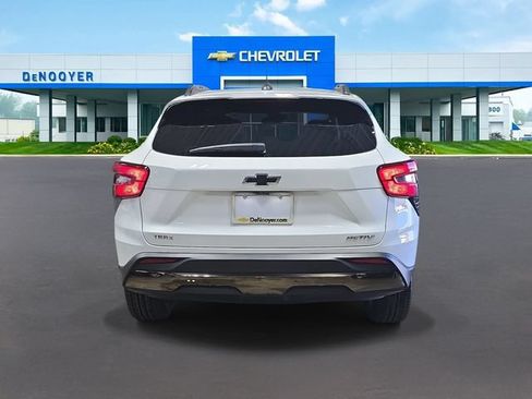 Used 2024 Chevrolet Trax ACTIV w/ Sunroof Package FWD image 8