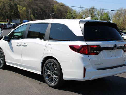 New 2026 Honda Odyssey Touring image 11