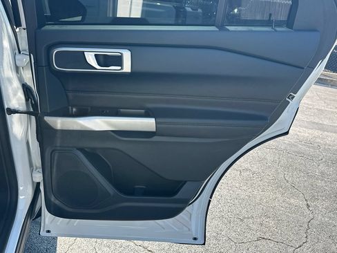 Used 2023 Ford Explorer XLT w/ Equipment Group 202A RWD image 17