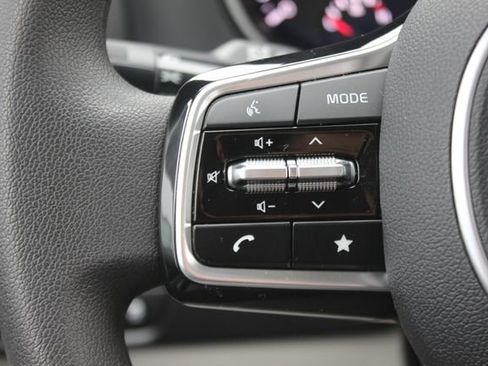 Used 2024 Kia Carnival LX FWD image 13